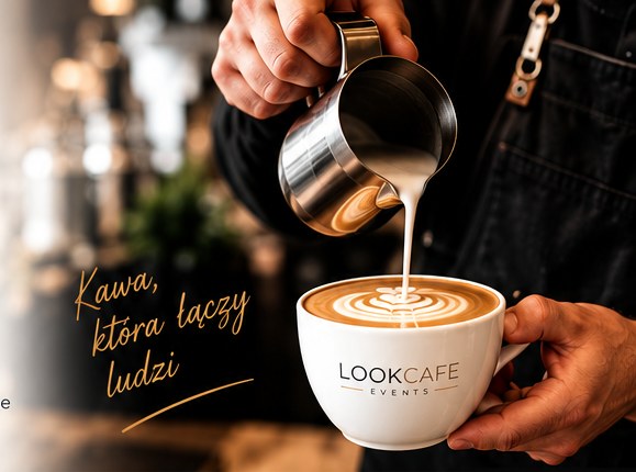 Barista przygotowuje kawę latte art podczas wydarzenia